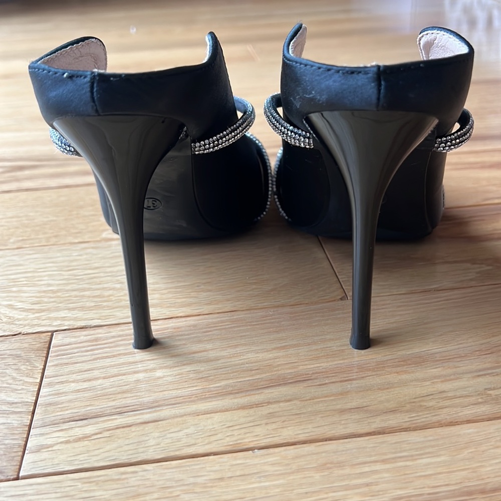 Black Pumps - image 3